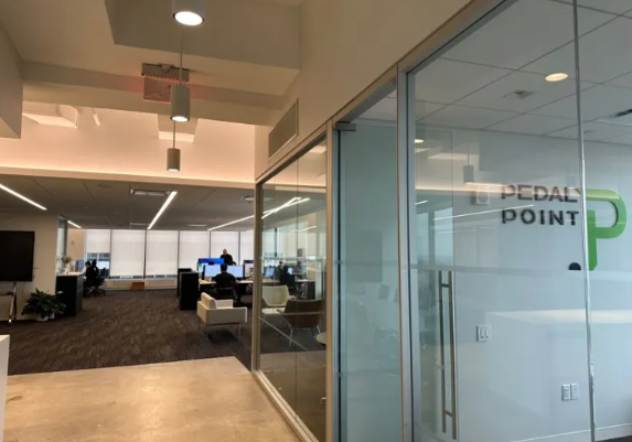 고려아연이 공개한 사무실 사진. 이그니오 간판은 없고 방 하나에 페달포인트 로고가 붙어 있다. 