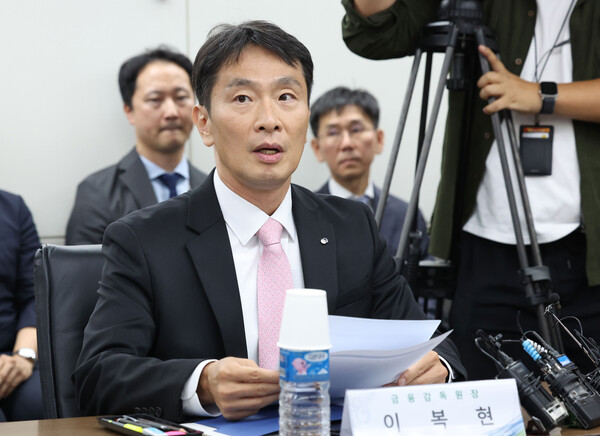 이복현 금감원장이 지난 24일 서울 중구 은행회관에서 열린 중소기업 기후위기 대응 등의 지원을 위한 업무협약식에서 인사말을 하고 있다. (사진=연합뉴스)
