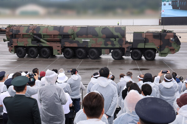 1일 오전 경기 성남시 서울공항에서 열린 건군 76주년 국군의날 기념식에서 지대지 미사일 현무-5가 측면 기동하고 있다. 18륜 바퀴 전체가 오른쪽 대각선으로 돌아가는 측면기동능력을 선보이고 있다. (사진=연합뉴스)