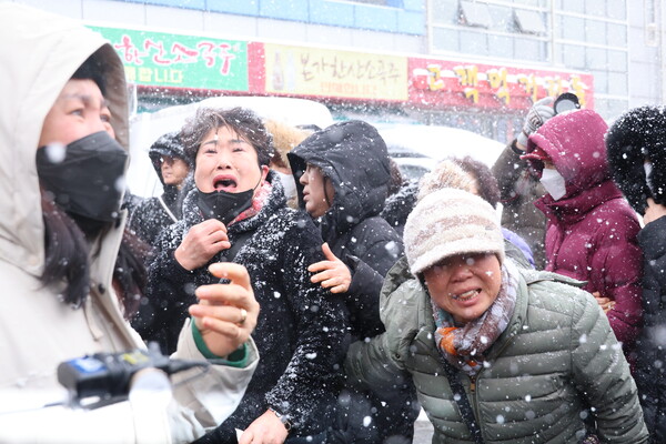 2024년 1월 23일 오후 화재 피해를 당한 충남 서천군 서천특화시장 일부 상인들이 "시장을 방문한 윤석열 대통령이  피해 상인들에게 한 마디 위로나 어떠한 발언도 없이 사진만 찍고 갔다"며 분노를 표출하고 있다. (사진=연합뉴스)