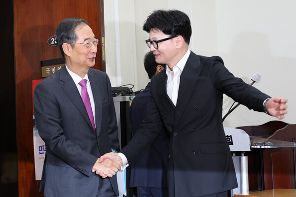 한동훈(오른쪽) 국민의힘 대표가  3일 오후 서울 여의도 국회에서 한덕수 국무총리와 의정갈등 해결 방안 등을 논의하기에 앞서 악수하고 있다. (사진=연합뉴스)