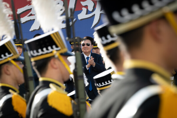윤석열 대통령이 1일 서울 광화문 광장 관람 무대에서 건군 76주년 국군의날 시가행진을 지켜보고 있다. (사진=연합뉴스 / 대통령실)