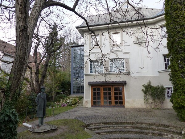 부다페스트의 소박한 버르토크기념관.