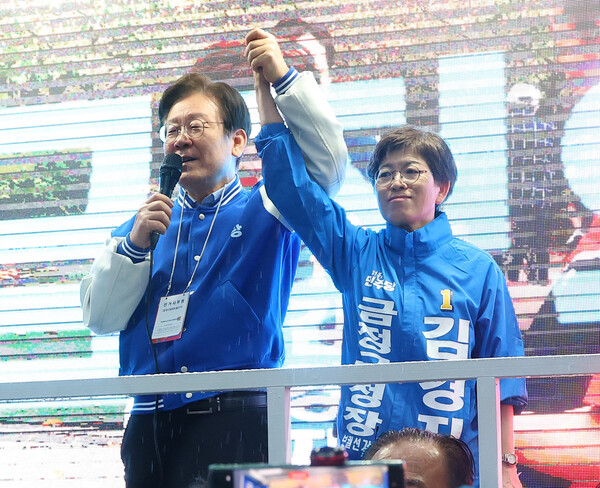 이재명 더불어민주당 대표가 3일 오후 도시철도 부산대역 인근에서 금정구청장 보궐선거에 출마한 김경지 후보 지원 유세를 하고 있다.  (사진=연합뉴스)