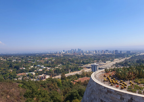 게티 미술관 테라스에서 바라본 로스앤젤레스 시티 풍경. 우측 아래는 캑터스 가든.