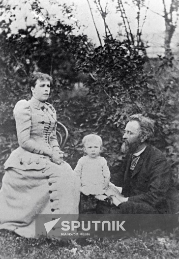 스푸트니크지에 실린 프로코피예프 부부와 아들 세르게이의 희귀사진.
