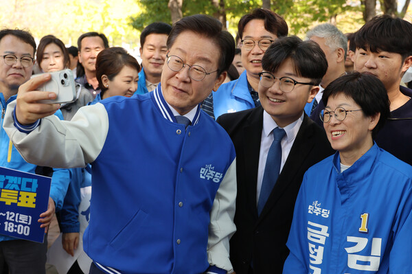 이재명 더불어민주당 대표가 12일 오전 부산 금정구 스포원파크 금정체육공원에서 김경지 금정구청장 보궐선거 후보와 함께 유세를 펼치고 있다. (사진=연합뉴스)