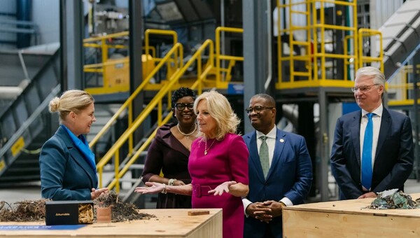 지난해 11월 미국 조지아주 오러비스 금속 재활용 공장을 방문한 질 바이든 여사. /Aurubis 제공