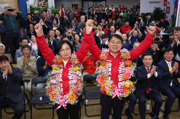 윤일현 국민의힘 금정구청장 보궐선거 후보가 16일 밤  당선이 유력해지자 부산 금정구 선거사무소에서 꽃다발을 목에걸고 환호하고 있다. (사진=연합뉴스)
