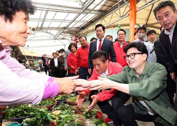 한동훈 국민의힘 대표가 18일 오전 전남 곡성기차마을 전통시장에서 상인들과 인사를 나누고 있다. (사진=연합뉴스)