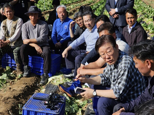 이재명 더불어민주당 대표가 지난 17일 오후 강원 평창군 방림면 배추밭을 찾아 농민들과 의견을 나누고 있다. (사진=연합뉴스) 