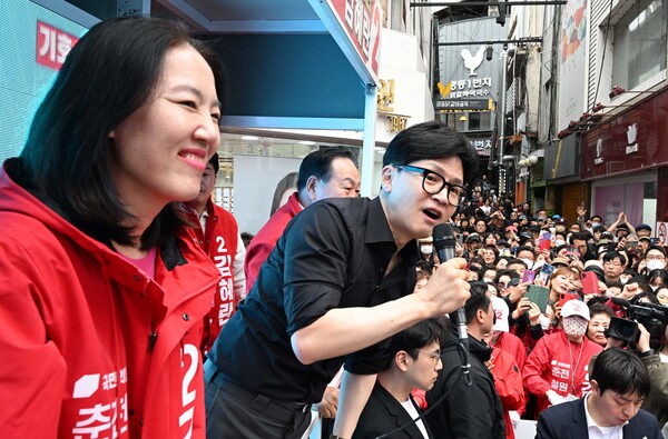 김혜란 국민의힘 대변인이 지난 4.10 총선에서 강원 춘천갑에 출마했을 당시 한동훈 국민의힘 비상대책위원장이  김 후보 지지를 호소하고 있다. (사진=연합뉴스)