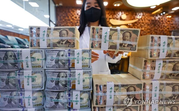 21일 서울 외환시장에서 원∙달러 환율이 전 거래일보다 5.5원 오른 1,375.2원을 기록했다. 주간 거래 종가 기준으로 2개월 반만에 최고였다. 사진은 달러화와 엔화. (사진=연합뉴스)