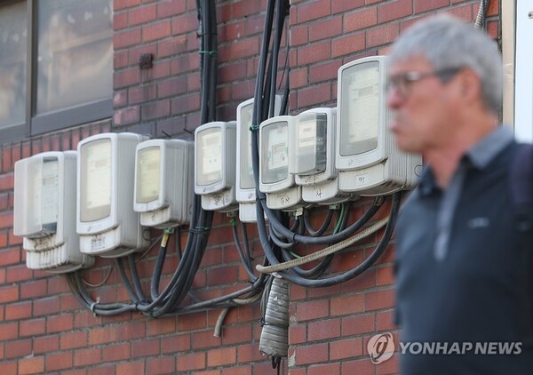 정부가 24일부터 산업용 전기요금을 평균 9.7% 인상한다고 밝혔다. 고물가와 가계부채 위험을 고려해 주택용과 일반용(소상공인) 전기요금은 이번에도 동결한다. (사진=연합뉴스)