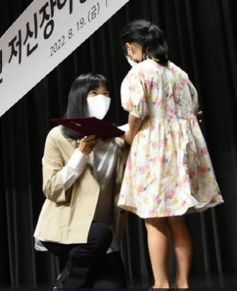 LG가 맏딸인 구연경 LG복지재단 대표(왼쪽). (사진=연합뉴스)