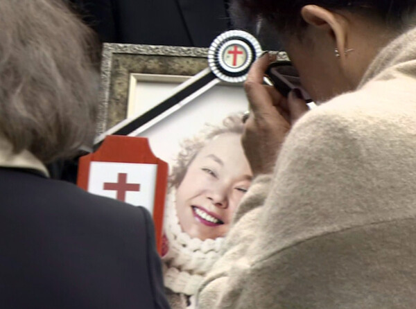 27일 고(故) 김수미 씨의 영결식이 열린 서울 한양대병원 장례식장에서 유족이 영정사진을 들고 있다.(사진=연합뉴스)