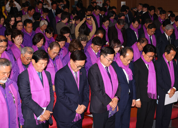 우원식 국회의장과  추경호 국민의힘 원내대표, 박찬대  더불어민주당 원내대표 등 참석자들이 29일 오전 서울 여의도 국회 의원회관에서 열린 이태원참사 2주기 추모제에서 묵념하고 있다. (사진=연합뉴스)