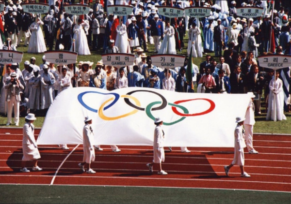 세계 평화의 스포츠 제전인 올림픽. 88서울올림픽에서의 오륜기 입장 (1988. 9. 17)