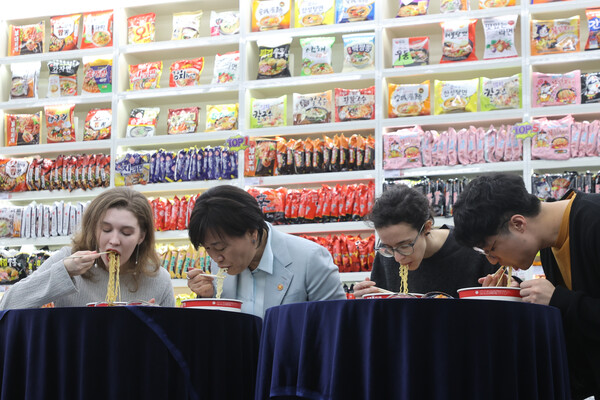  송미령 농림축산식품부 장관이 1일 서울 마포구 CU 홍대상상점에서 열린 라면 수출 10억불 달성 기념 현장 간담회에서 외국인 참석자들과 함께 라면을 시식하고 있다. (사진=연합뉴스)