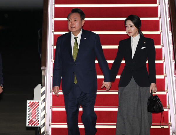 윤석열 대통령과 김건희 여사가 지난달 11일 필리핀, 싱가포르 국빈 방문 및 라오스 아세안 +3 회의를 마치고 성남 서울공항을 통해 귀국하고 있다. (사진=연합뉴스)