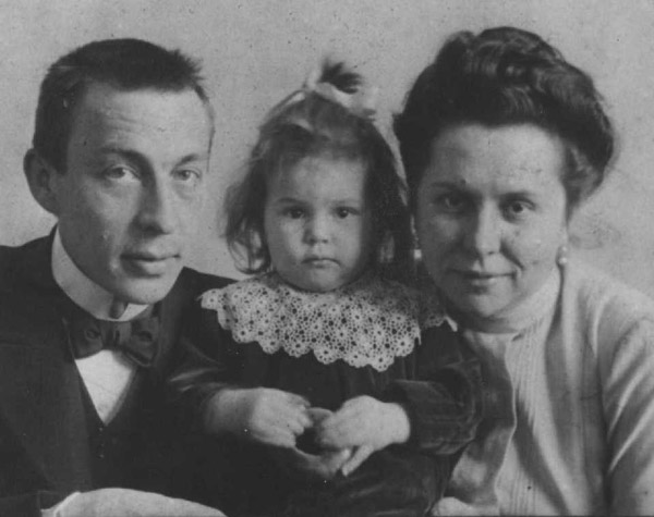 딸 이리나를 사이에 둔 라흐마니노프 부부의 사진.