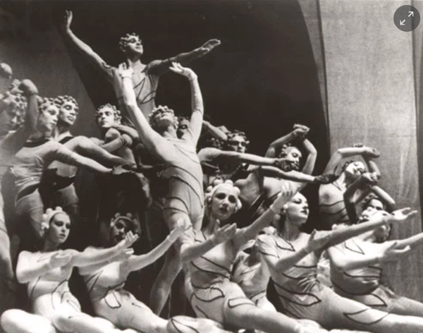 발레 뤼스의 파리 모가도르극장 공연 사진.