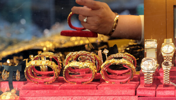 3일 한국거래소에 따르면 올들어 지난달까지 금 거래대금은 1조9,634억원으로 이미 지난해 연간 거래대금(1조1,286억원)을 넘어섰다. 올들어 금값은 연초 대비 47% 치솟았다. (사진=연합뉴스)