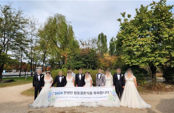 한센인 부부 5쌍이 5일 서울 서대문구에서 합동결혼식을 올린 후 기념 촬영을 하고 있다. 