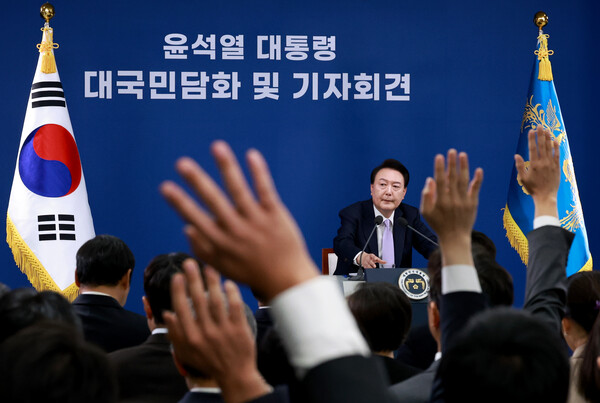 윤석열 대통령이 7일 오전 서울 용산 대통령실  브리핑실에서 열린 '대국민담화 및 기자회견'에서 취재진의 질문을 받고 있다. (사진=연합뉴스)