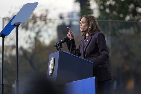 2024년 미국 대선에서 참패한  카멀라 해리스 부통령이 6일(현지시간) 워싱턴의 하워드 대학교 캠퍼스에서 대선 패배 승복 연설을 하고 있다. (사진=연합뉴스 / AP )