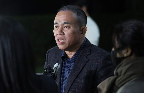 김건희 여사 공천개입 의혹 사건의 핵심인물인 명태균 씨가 8일 오후 경남 창원시 창원지검에서 조사를 받고 나온 뒤 기자들의 질문에 답변하고 있다. (사진=연합뉴스)