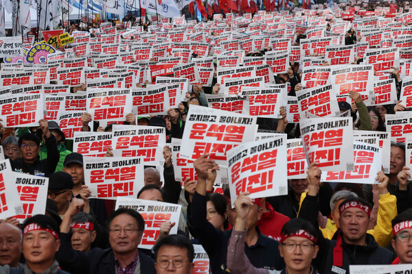 9일 오후 서울 숭례문 일대에서 열린 민주노총 전태일열사 정신계승 2024 전국노동자대회·1차 퇴진 총궐기에서 민주노총 조합원들이 '윤석열 퇴진' 구호를 외치고 있다. (사진=연합뉴스)