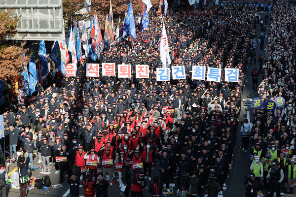 한국노총 조합원들이 9일 오후 서울 여의도 여의대로 일대에서 열린 2024 한국노총 전국노동자 대회에서 '윤석열 퇴진, 김건희 특검' 구호를 외치고 있다. (사진=연합뉴스)