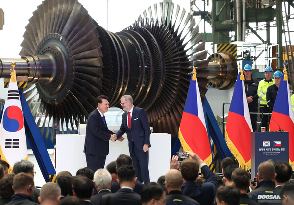 윤석열 대통령이 지난 9월 20일(현지시간) 체코 플젠 산업단지 내 두산스코다파워 공장에서 열린 원전 전주기 협력 협약식에서 축사 뒤 페트로 피알라 체코 총리와 악수하고 있다. (사진=연합뉴스)