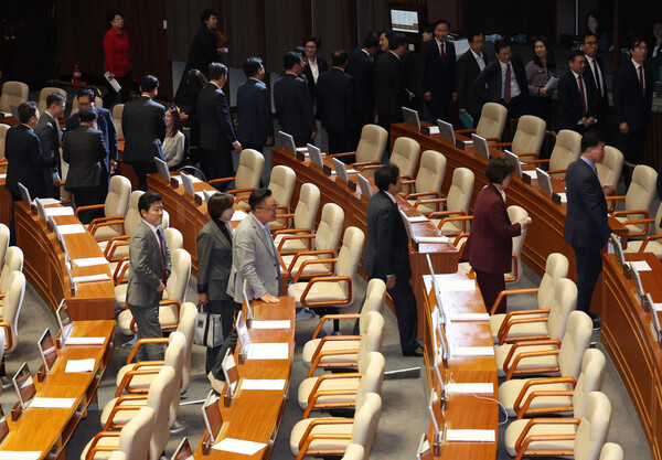  14일 국회 본회의에 '검건희 특검법'이 상정되자, 국민의힘 의원들이퇴장하고 있다. (사진=연합뉴스)