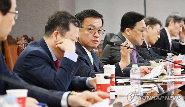 최상목 경제부총리 겸 기획재정부 장관이 14일 서울 중구 은행회관에서 열린 '거시경제금융현안 간담회'를 주재하고 있다. (사진=연합뉴스)