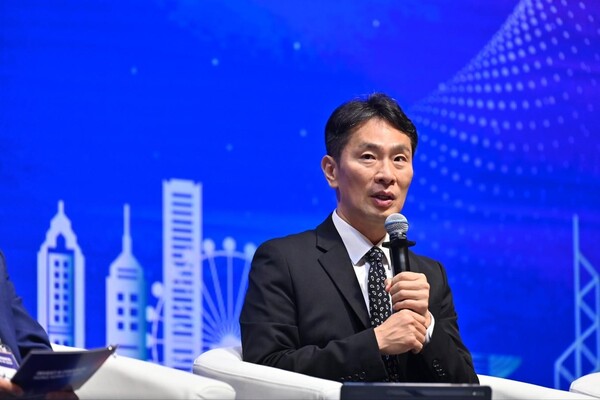 이복현 금융감독원장은 14일 고려아연의 유상증자 철회 결정에 대해 "조사나 검사는 (유증 철회와는) 별개로 될 수밖에 없을 것으로 생각한다"고 말했다. (사진=연합뉴스/금감원 제공)