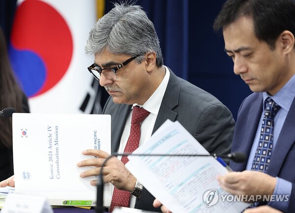 국제통화기금(IMF) 라훌 아난드 한국미션 단장(왼쪽)이 20일 오전 정부서울청사에서 IMF-한국 연례협의결과 브리핑에 앞서 자료를 살펴보고 있다. (사진=연합뉴스)