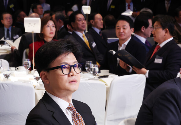 한동훈 국민의힘 대표가 22일 서울 중구 신라호텔에서 열린 제56회 국가조찬기도회에 참석해있다. 뒤편엔 나경원 의원, 원희룡 전 국토교통부 장관, 권성동 의원이 자리잡고 있다. (사진=연합뉴스)