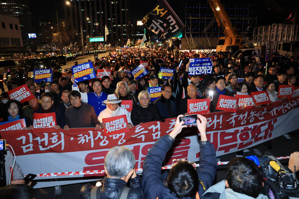 '김건희-채상병 특검 추진! 국정농단 규명! 윤석열을 거부한다 2차 시민행진'에 참석한 시민들이 23일 저녁 '윤석열을 거부한다'고 적힌 플래카드를 들고 광화문에서 안국역 방향으로 행진하고 있다. (사진=연합뉴스)