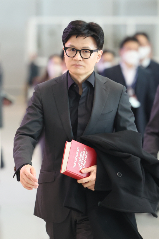 (사진 출처=연합뉴스) 2023년 3월 7일 『필로폰네소스 전쟁사』(한국어판)를 들고 유럽 출장길에 오르는 한동훈 당시 법무부장관(현 국민의힘 대표)