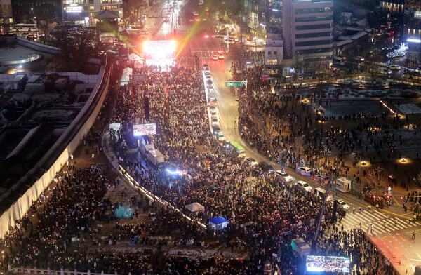 30일 오후 서울 광화문 북측광장 인근에서 열린 '윤석열을 거부한다 3차 시민행진' 집회에 시민들이 손팻말과 촛불을 들고 운집해 있다. (사진=연합뉴스)
