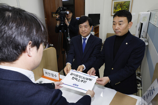 김용민 더불어민주당 원내정책수석부대표와 이성윤 의원이 2일 오후 서울 여의도 국회 의안과에 최재해 감사원장 탄핵소추안을 제출하고 있다. (사진=연합뉴스)