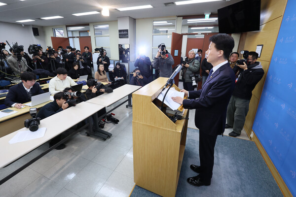 최달영 감사원 사무총장이 2일 서울 종로구 감사원에서 긴급 브리핑을 열고 더불어민주당의 최재해 감사원장 탄핵 추진에 대한 입장을 밝히고 있다. (사진=연합뉴스)