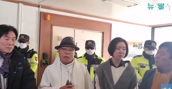 3일 경찰의 서울의소리 압수수색이 진행되는 동안 백은종 서울의소리 대표가 입장을 밝히고 있다. (사진=뉴스버스 유튜브 캡처)