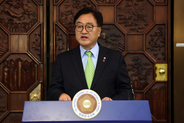 우원식 국회의장이 4일 새벽 비상계엄해제 요구안이 가결됐다는 내용으로 국회에서 담화문을 발표하고 있다. (사진=연합뉴스)