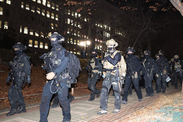 4일 새벽 국회에서 계엄해제 요구안이 의결되자, 군 병력이 국회에서 철수하고 있다. (사진=연합뉴스)