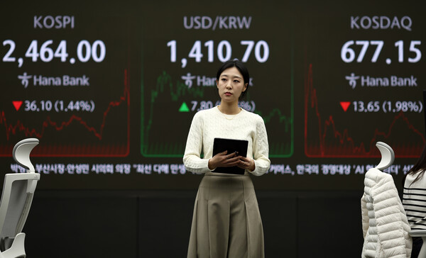  코스피가 36.10포인트(1.44%) 내린 2,464.00에 장을 종료한 4일 오후 서울 하나은행 본점 딜링룸에서 딜러가 업무를 보고 있다. (사진=연합뉴스)