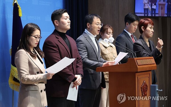 국민의힘 소장파 의원들이 5일 오후 국회 소통관에서 대통령 임기단축 개헌등을 제안하는 기자회견을 하고 있다. (사진=연합뉴스)