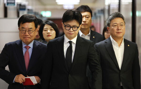 한동훈 국민의힘 대표(가운데)가 5일 오전 국회에서 열린 최고위원회의에 참석하고 있다. (사진=연합뉴스)